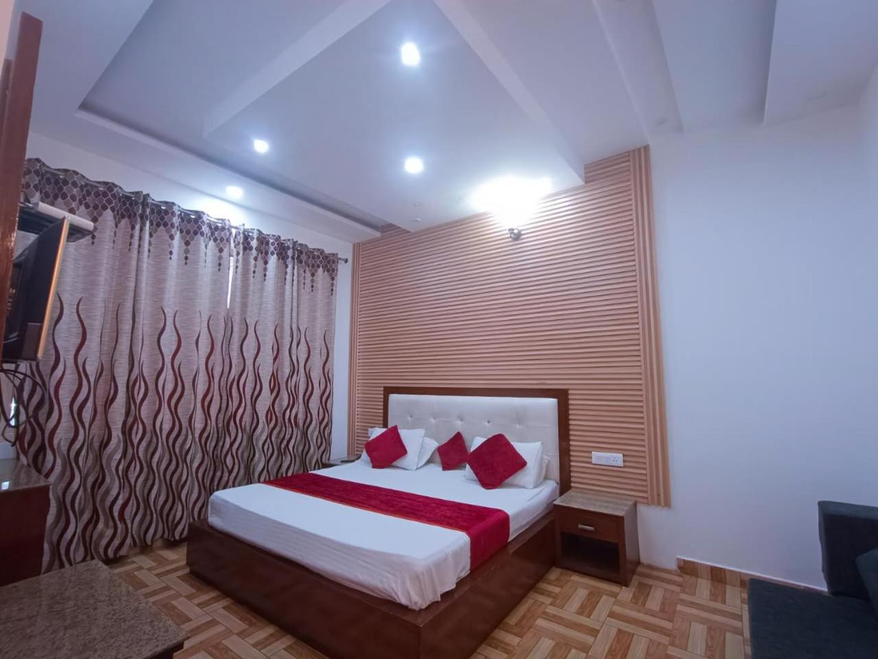 Hotel Snow Ark Inn, Далхаузи Экстерьер фото